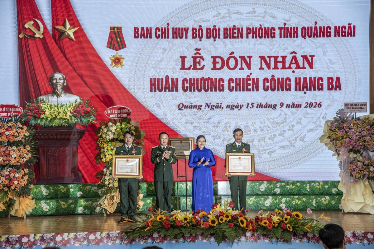 Thừa ủy quyền của Chủ tịch nước, Thiếu tướng Nguyễn Quốc Hương, Phó Tư lệnh Quân khu 5 và đồng chí Y Ngọc - Phó Chủ tịch Thường trực Ủy ban nhân dân tỉnh Quảng Ngãi trao Huân chương Chiến công hạng Ba cho 2 cá nhân có thành tích đặc biệt xuất sắc trong thực hiện nhiệm vụ. Ảnh: Lê Văn Chương