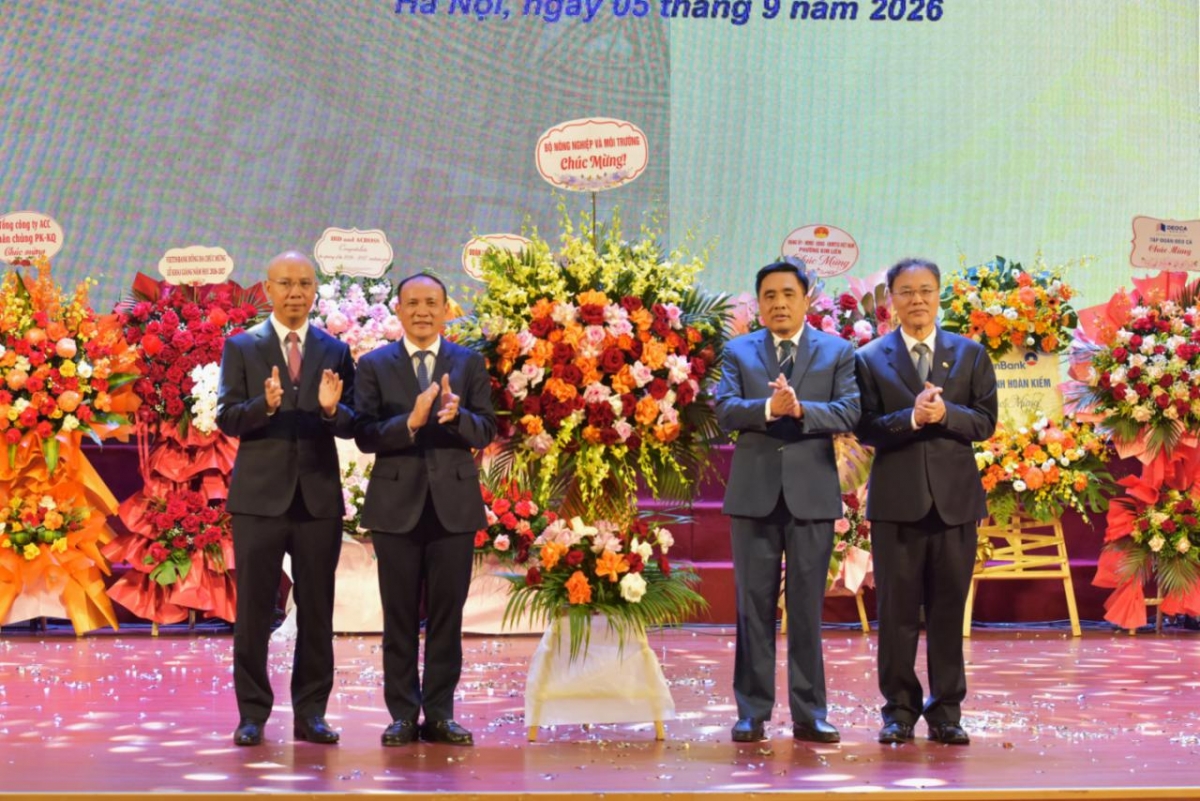 Thứ trưởng Bộ Nông nghiệp và Môi Trường Nguyễn Quốc Trị chúc mừng Trường Đại học Thuỷ lợi tại Lễ Khai giảng năm học 2026 - 2027