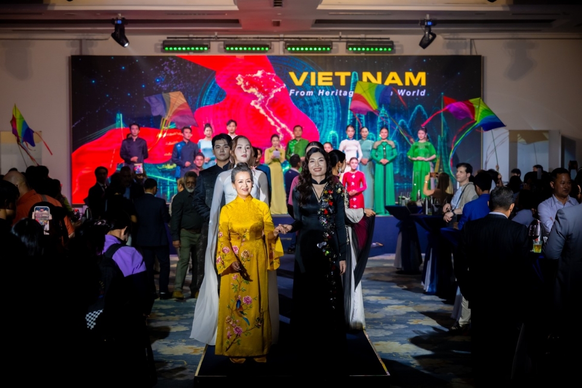 Nhà thiết kế Anna Hạnh Lê đem đến chương trình bộ sưu tập áo dài mang tên: “Viet Nam to the World”.