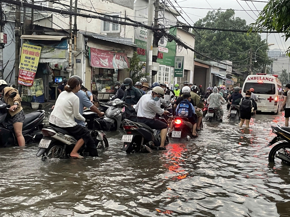 TP.HCM quyết tâm thực hiện giải quyết các vị trí ngập sâu. Ảnh: Hà Khánh