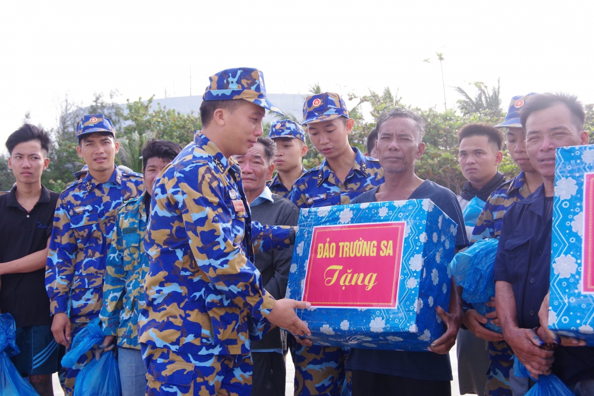 Trao gửi tình cảm thân thương của cán bộ, chiến sĩ trong từng món quà