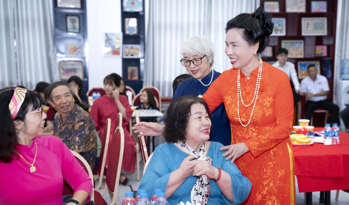 Tiến sĩ Đặng Thị Bích Liên - Chủ tịch Hiệp hội văn hoá áo dài cùng các khách mời tham dự chương trình