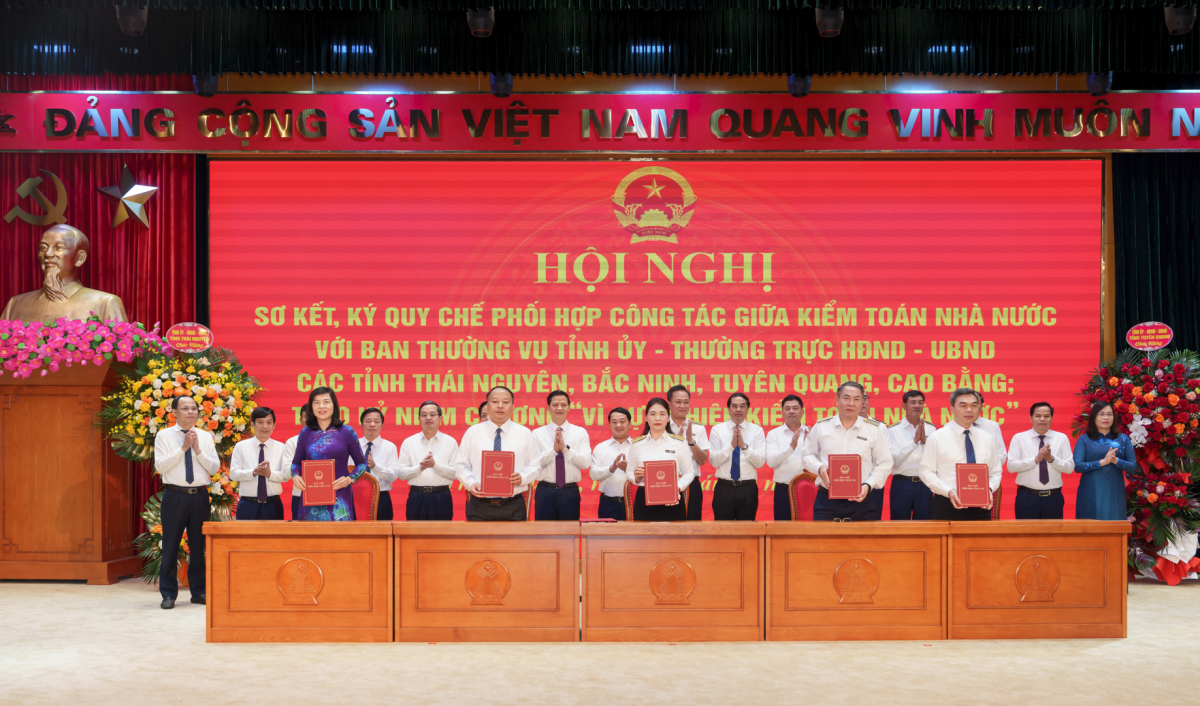 Ảnh: KTNN ký Quy chế phối hợp với tỉnh Tuyên Quang.