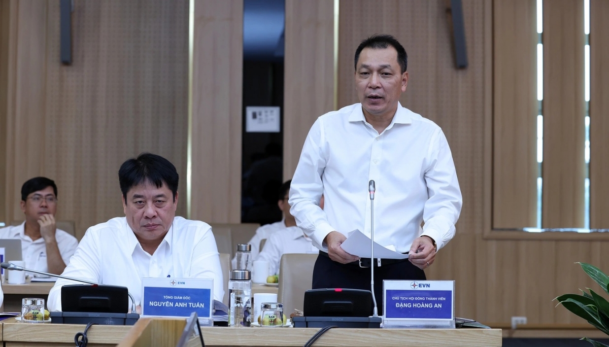 Chủ tịch Hội đồng thành viên EVN Đặng Hoàng An báo cáo. (Ảnh: Phương Nguyên)