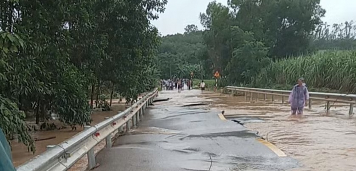 Mưa lớn gây sạt lở nghiêm trọng tại các đường tỉnh ở Nghệ An, Thanh Hóa ngày 17/9.