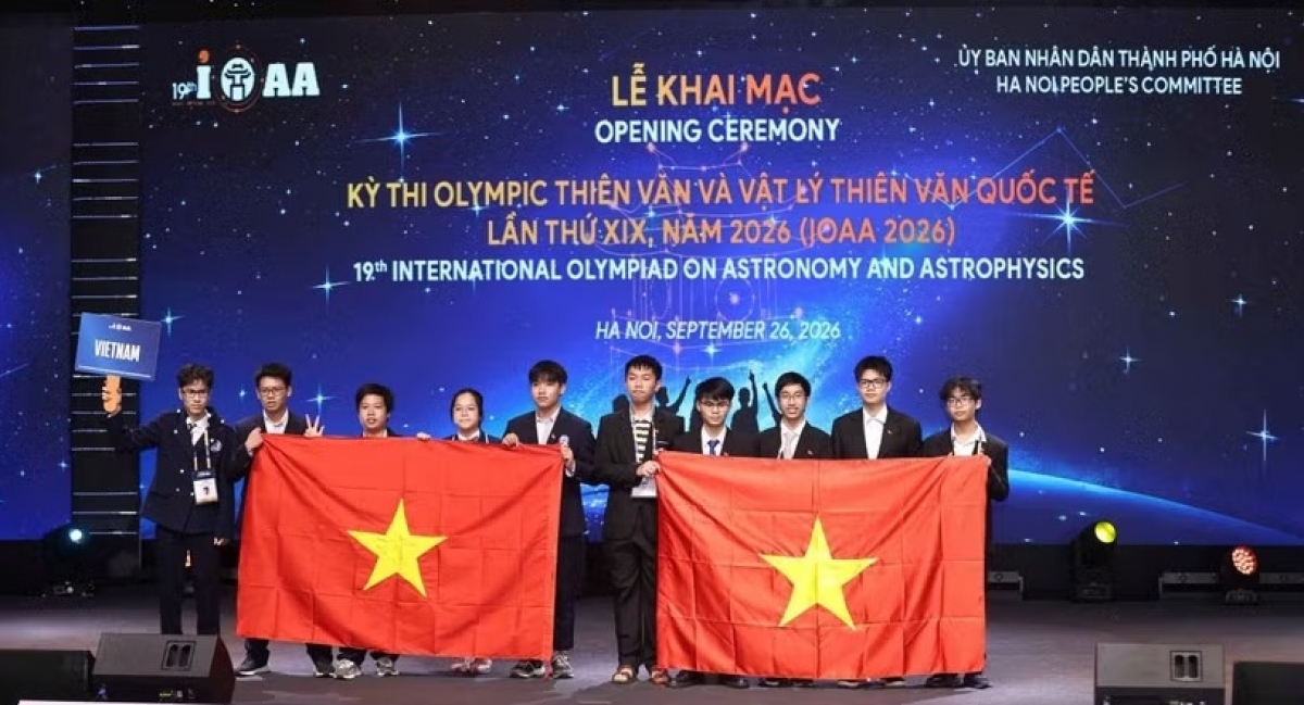 Đội chủ nhà Việt Nam tham dự kỳ thi Olympic Thiên văn và Vật lý thiên văn quốc tế lần thứ 19 (IOAA 2026). (Ảnh: Thanh Tùng/TTXVN)