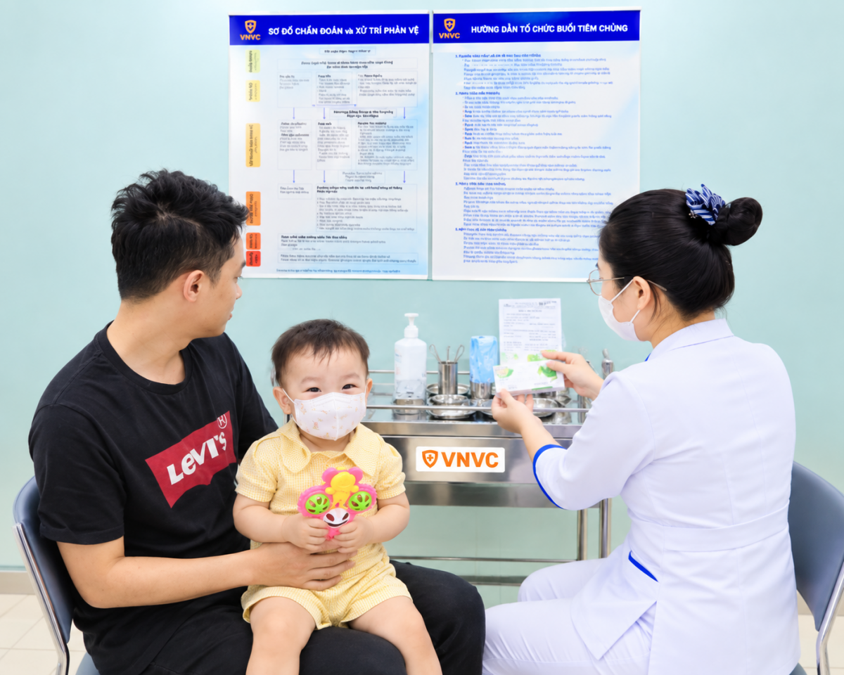 Chỉ sau 5 ngày, Hệ thống Tiêm chủng VNVC triển khai tiêm đầu tiên vắc xin phòng tay chân miệng tại Việt Nam, gần 25.000 mũi vắc xin đã được tiêm an toàn và đặt giữ trước cho trẻ tại gần 300 trung tâm trên toàn quốc