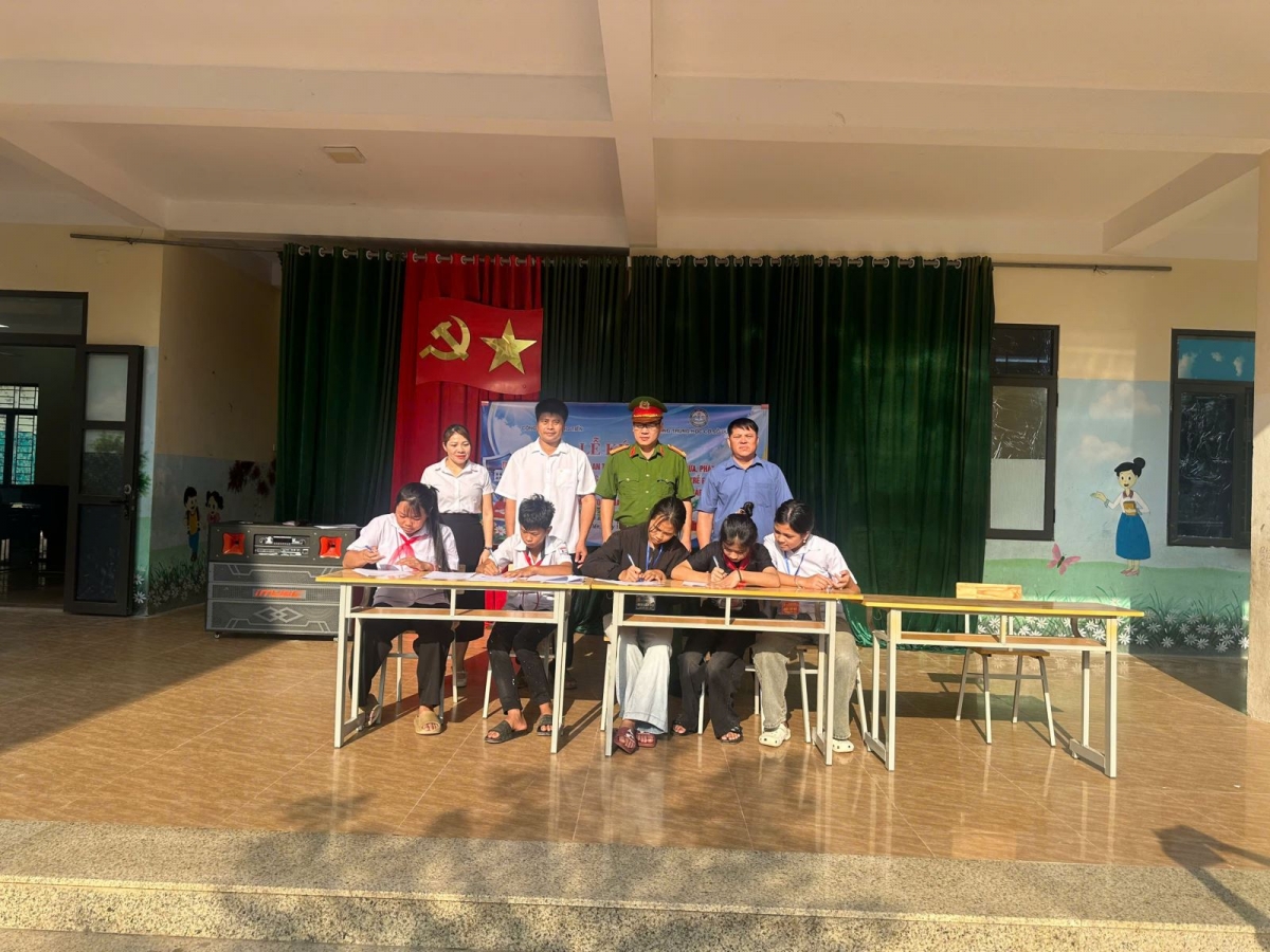 Công an xã, Ban giám hiệu xã Tiến Dũng, tỉnh Phú Thọ tổ chức ký cam kết xây dựng môi trường học đường an toàn