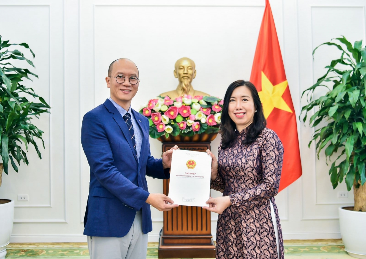 Thứ trưởng Ngoại giao Lê Thị Thu Hằng trao Giấy phép mở lại Văn phòng thường trú KBS (Hàn Quốc) tại Việt Nam