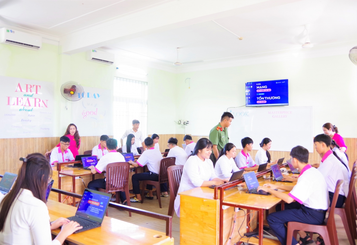 Cán bộ Phòng An ninh mạng và các thầy, cô giáo hướng dẫn học sinh tìm hiểu kiến thức về an toàn trên không gian mạng trên máy tính.