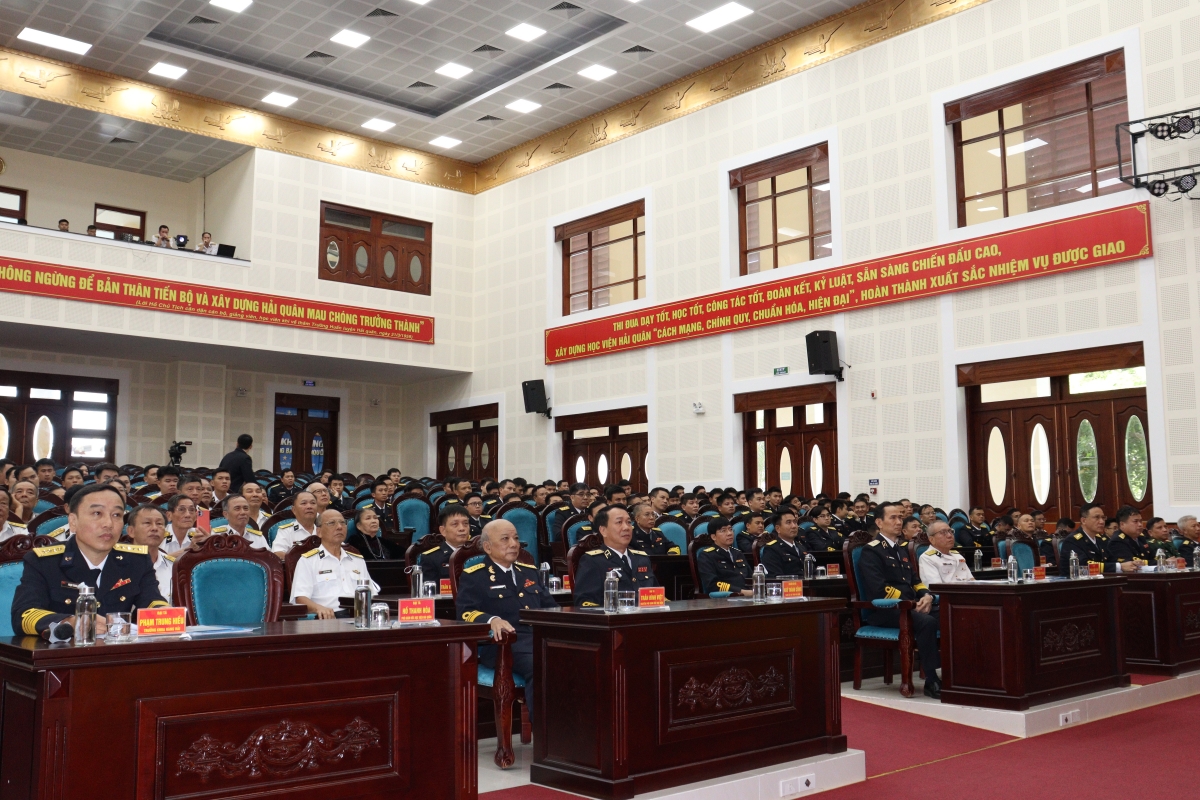 Các đại biểu tham dự chương trình toạ đàm.