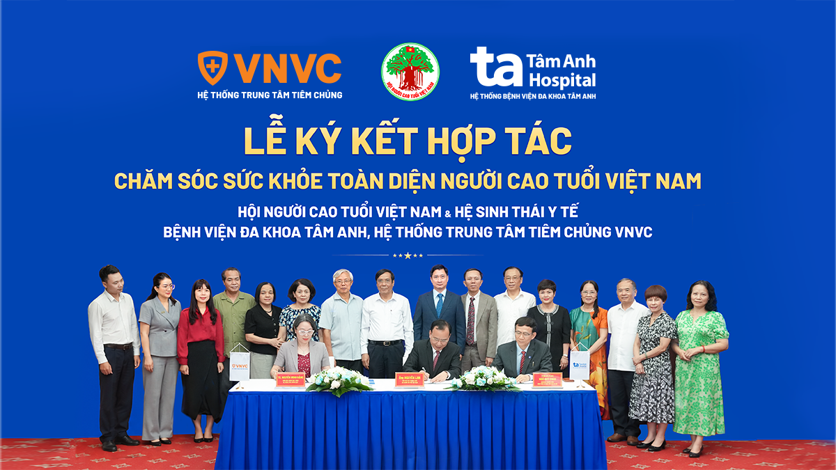 Đại diện Hệ sinh thái Y tế Bệnh viện Đa khoa Tâm Anh - Hệ thống Tiêm chủng VNVC và Hội Người cao tuổi Việt Nam ký kết hợp tác chăm sóc sức khỏe toàn diện cho người cao tuổi.