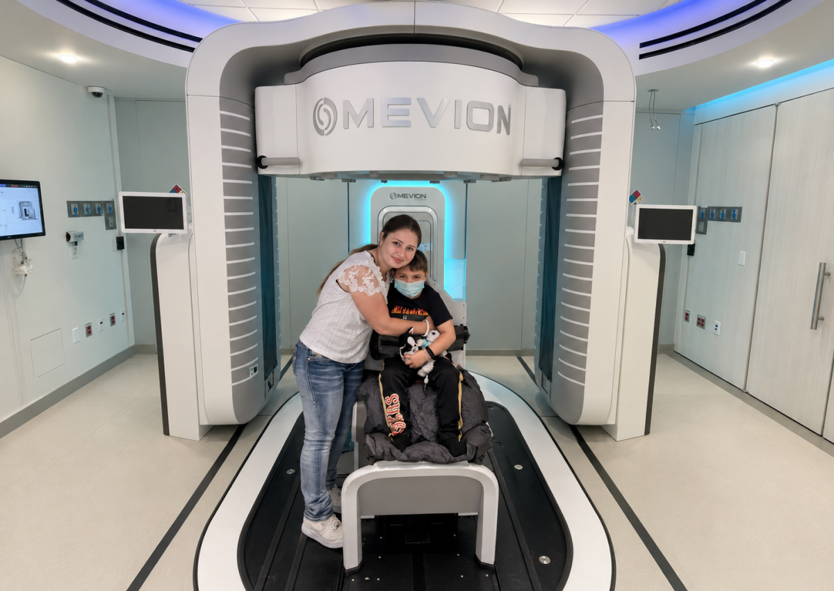 Bé Stephen De La Torre, 7 tuổi, là người đầu tiên được xạ trị bằng “siêu máy” Xạ trị Proton tại Stanford Medicine, Bệnh viện Stanford (Mỹ).