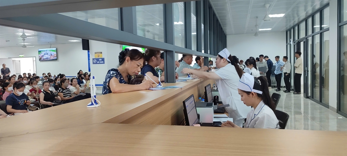 Người dân đến thăm khám nhận nhiều chương trình ưu đãi và quà tặng trong 2 ngày 16 - 17/10.