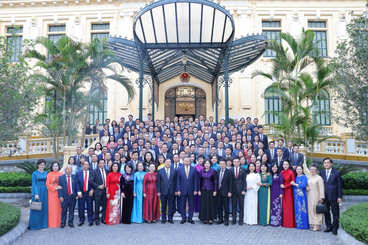 Tổng Bí thư, Chủ tịch nước Tô Lâm chụp ảnh cùng các đại biểu tại buổi gặp mặt