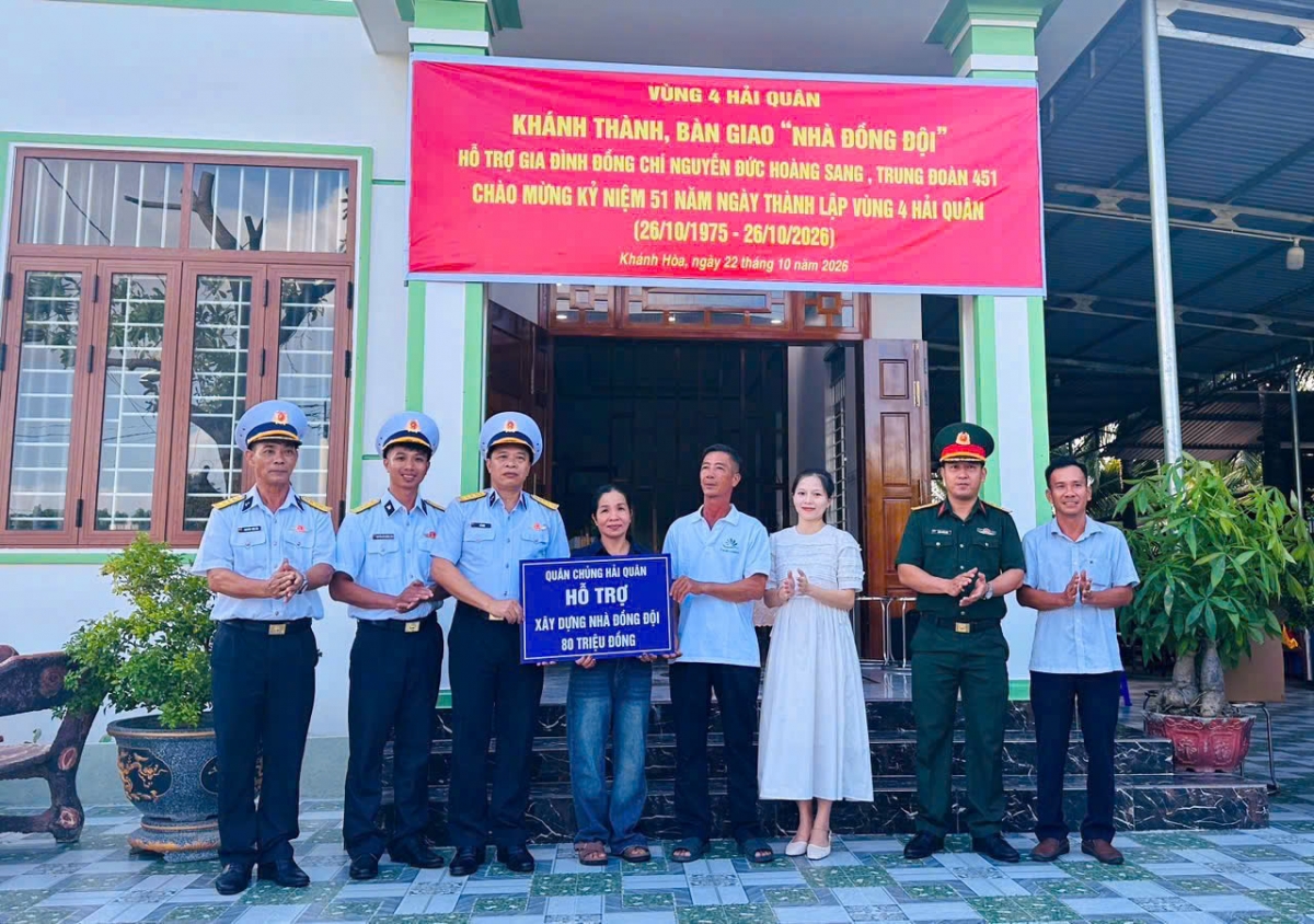 Đại tá Đỗ Minh, Phó Tư lệnh Vùng 4 Hải quân trao biển hỗ trợ kinh phí xây dựng nhà đồng đội tặng gia đình Thượng úy Nguyễn Đức Hoàng Sang