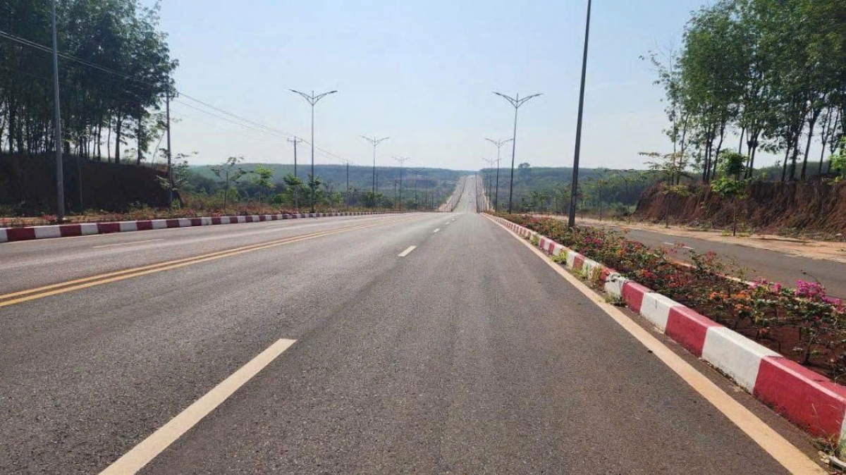 Con đường vào KCN Nam Đồng Phú đã được đầu tư (ảnh: Thiên Lý)