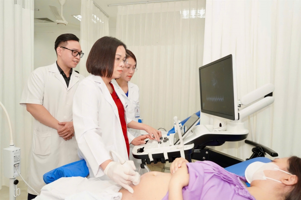 Phó Giám đốc Bệnh viện Nguyễn Thị Thu Hà siêu âm cho sản phụ tại Cơ sở 2 của Bệnh viện