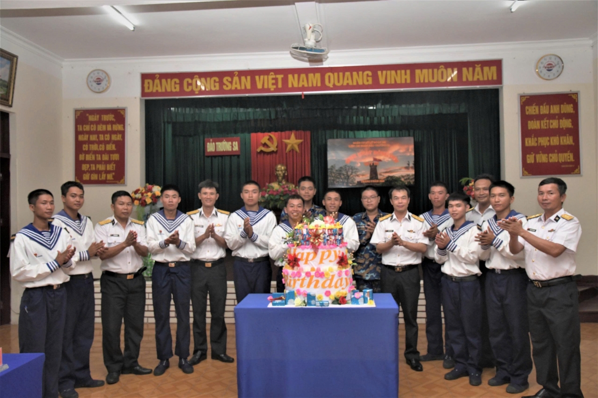 Ấm áp tình đồng đội nơi tuyến đầu Tổ quốc