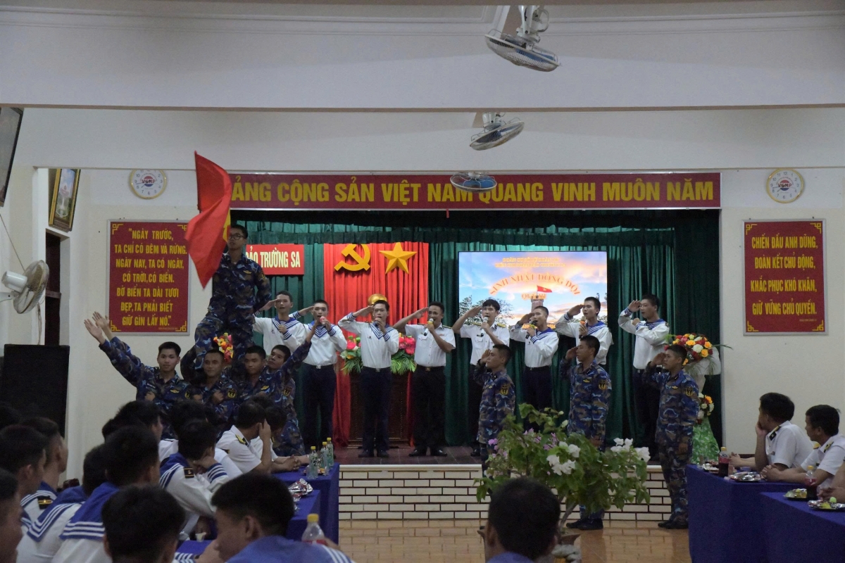 Tiết mục văn nghệ được các chiến sĩ dàn dựng công phu