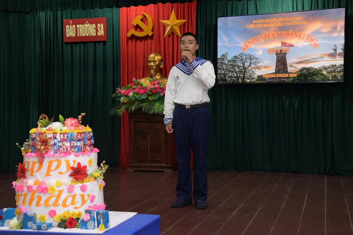 Chiến sĩ biểu diễn văn nghệ trong đêm sinh nhật 