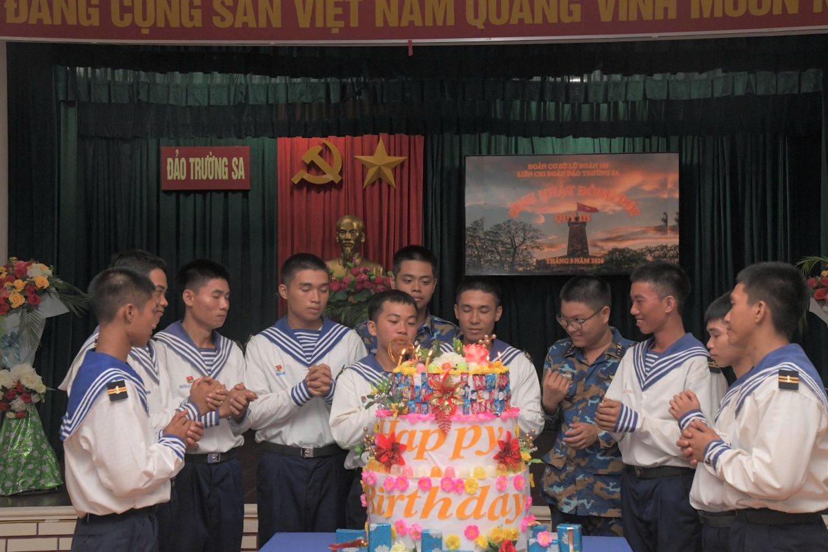 Những chiến sĩ sinh nhật trong Quý III cầu nguyện điều ước, thổi nến, cắt bánh sinh nhật