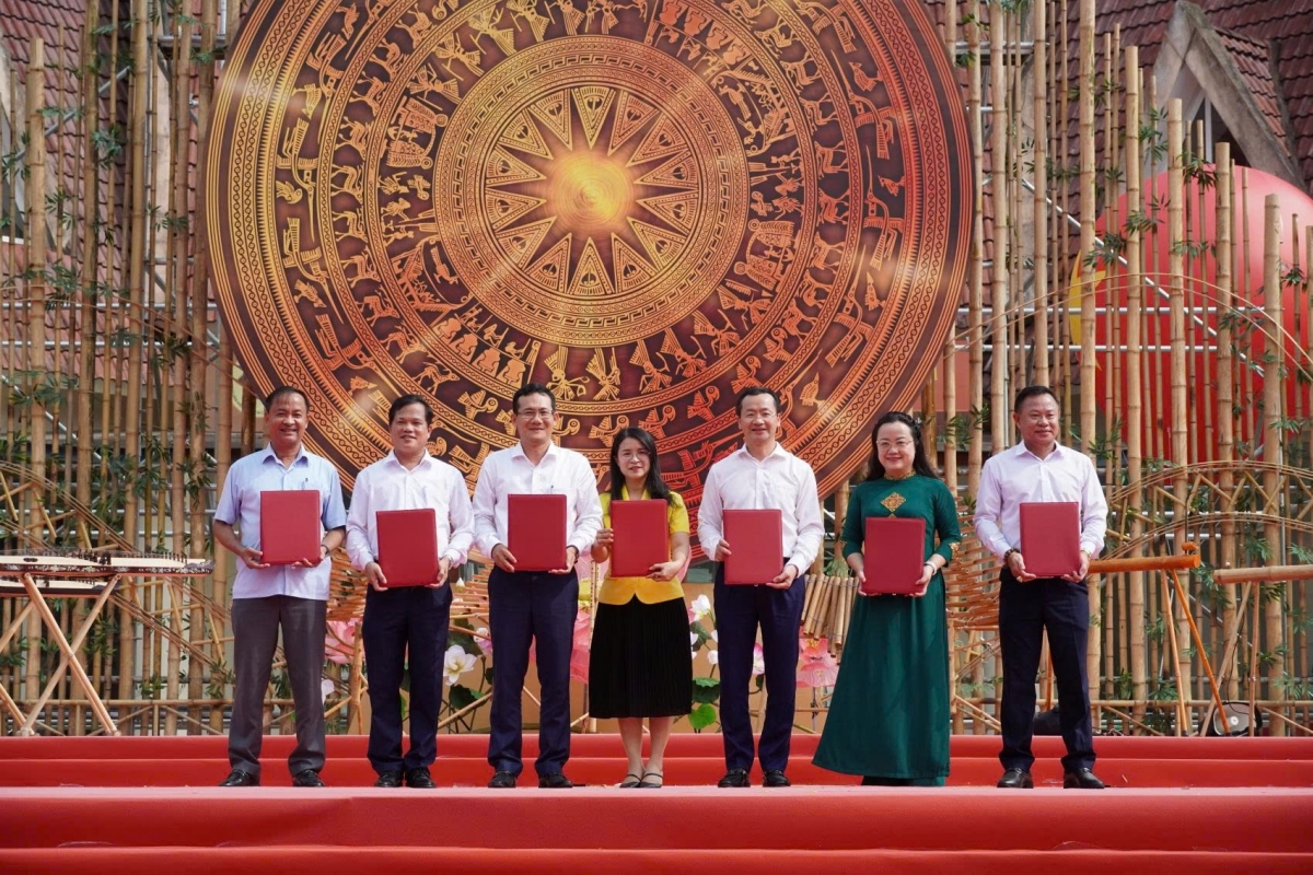 Lễ ký kết Quy chế phối hợp giữa thành phố Hà Nội với 10 tỉnh, thành phố về tổ chức các hoạt động tại Làng Văn hóa - Du lịch các dân tộc Việt Nam.