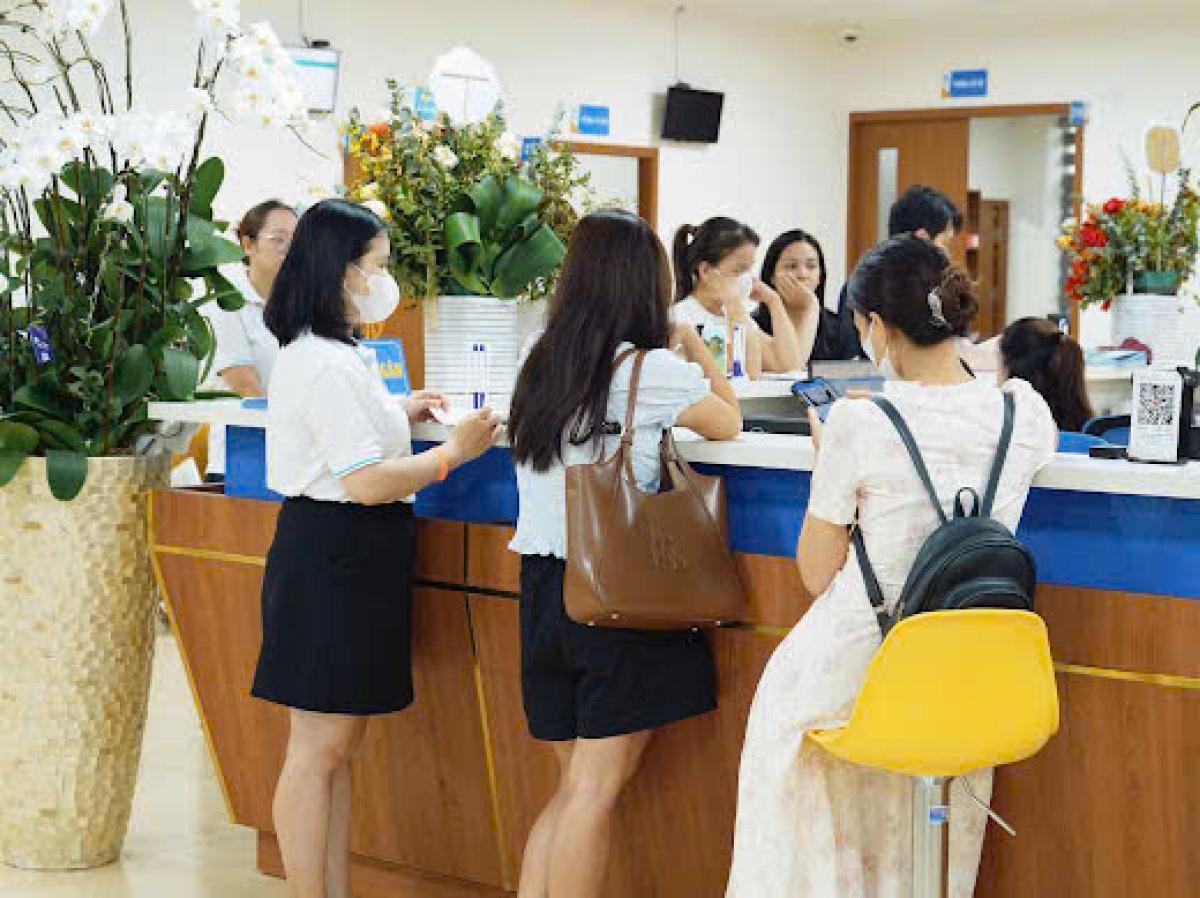 Khách hàng nữ nhận nhiều ưu đãi lớn nhân ngày 20/10