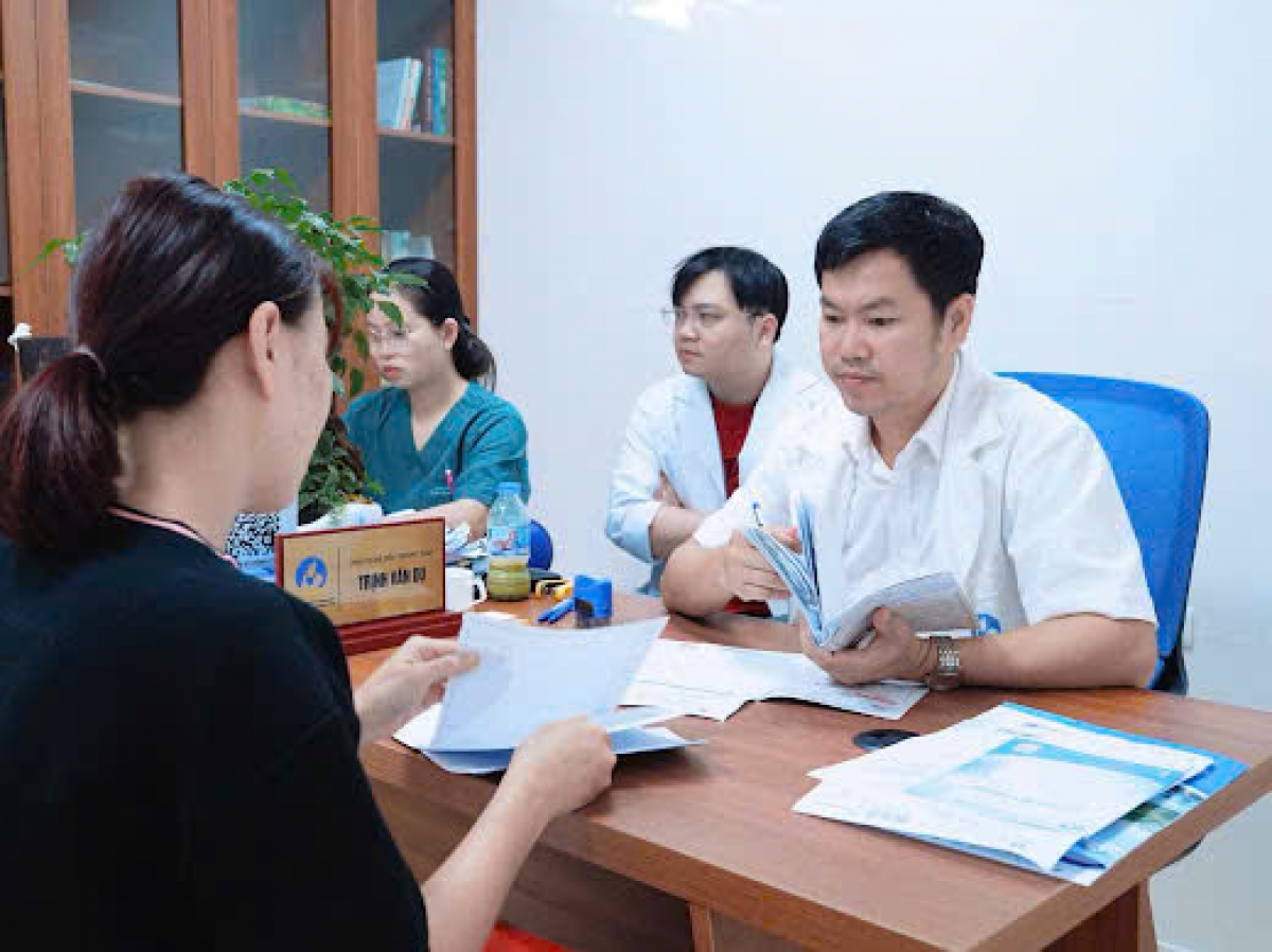 BS Trịnh Văn Du, Phó Giám đốc Trung tâm IVF Đồng Tâm tư vấn cho người bệnh