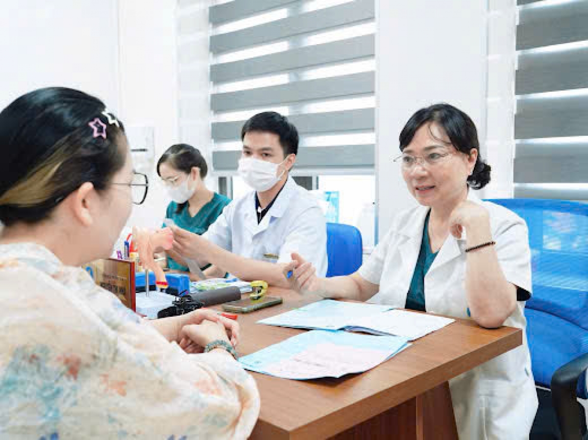 BSCK I Nguyễn Thị Nhã, Giám đốc Trung tâm IVF, Phó Giám đốc Bệnh viện Đồng Tâm khám, tư vấn cho người bệnh vô sinh, hiếm muộn.