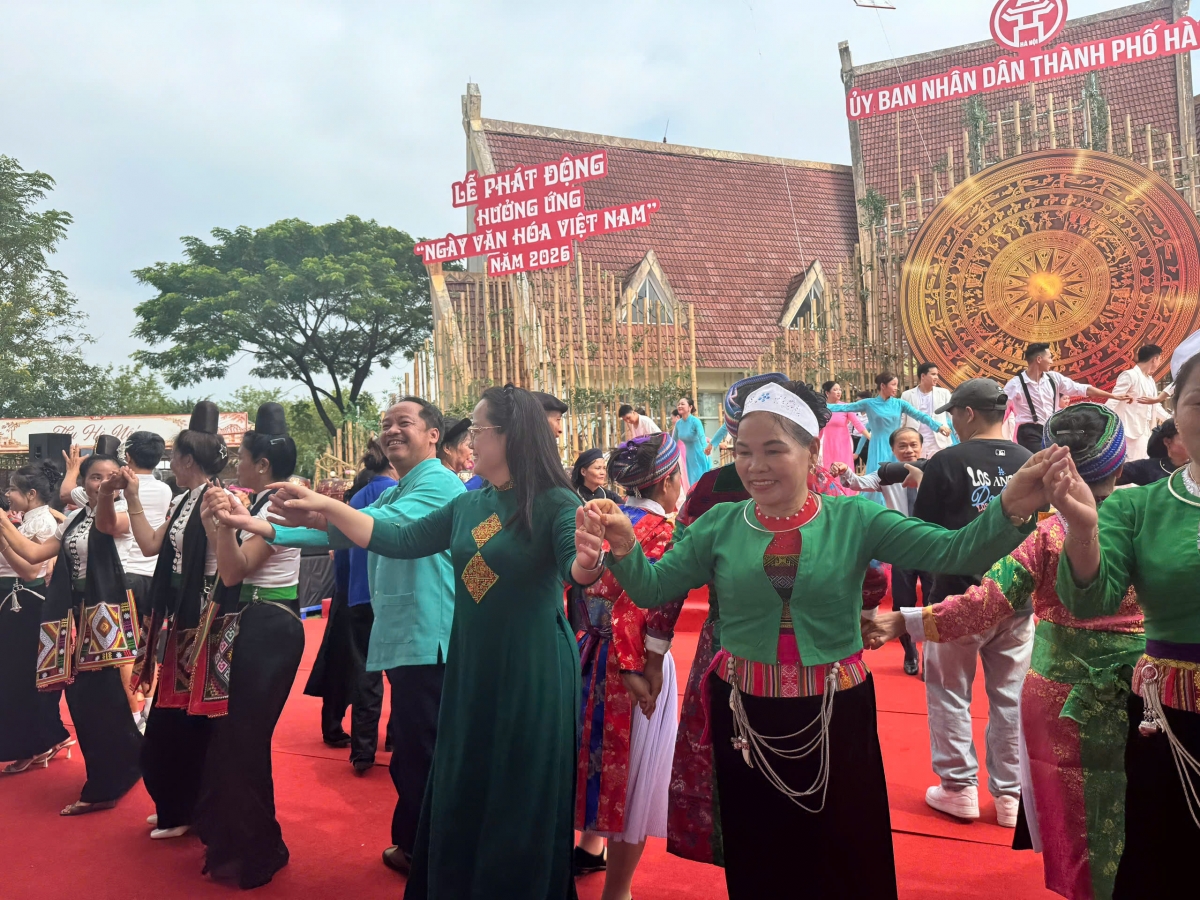 Lãnh đạo các tỉnh thành, sở ngành và đại biểu cùng hoà chung điệu múa với bà con đồng bào các dân tộc.