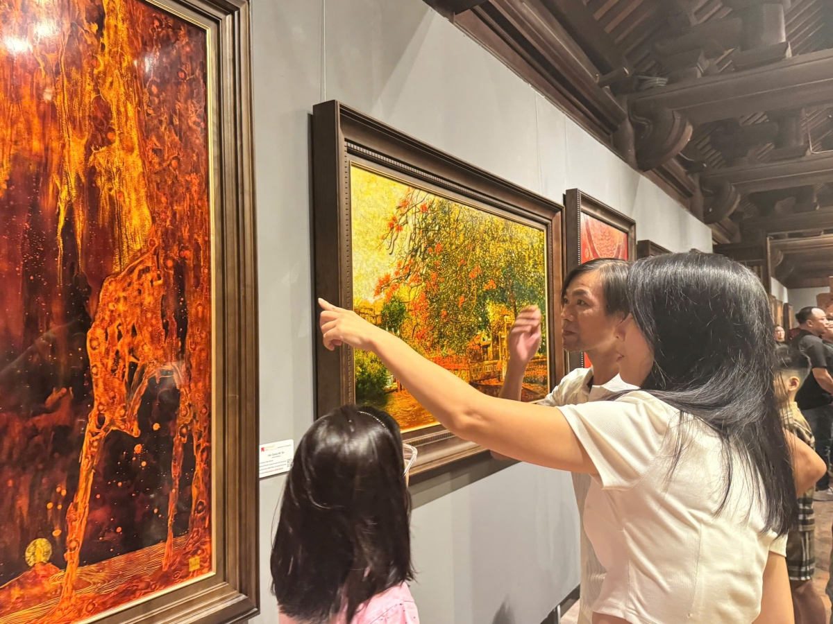 "Sắc Tâm 2026" thu hút khán giả tham quan ở nhiều độ tuổi bởi những trải nghiệm độc đáo.
