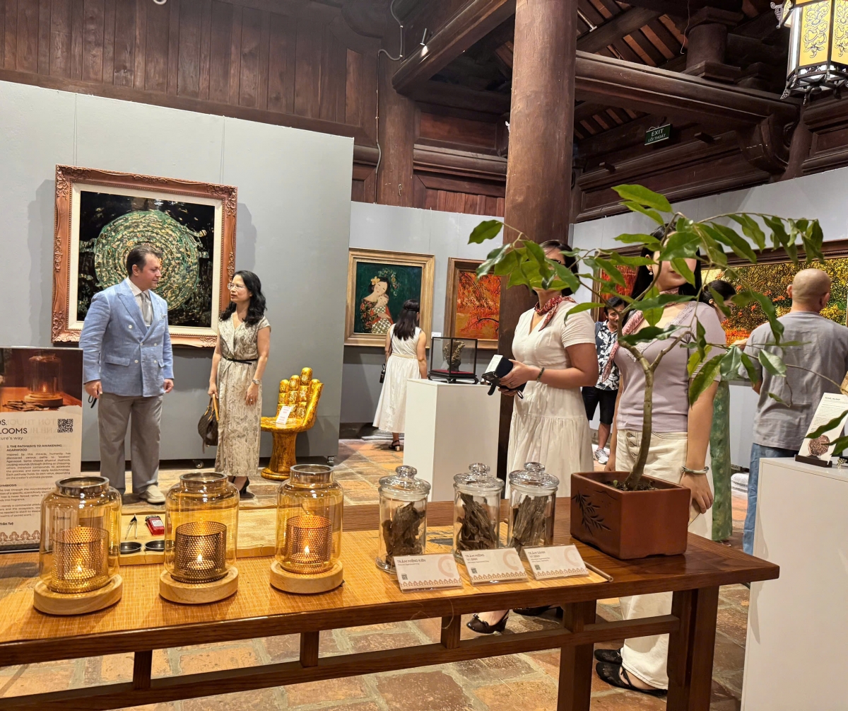 Hương trầm trong không gian thưởng lãm mang đến cảm giác thư thái cho du khách tham quan.