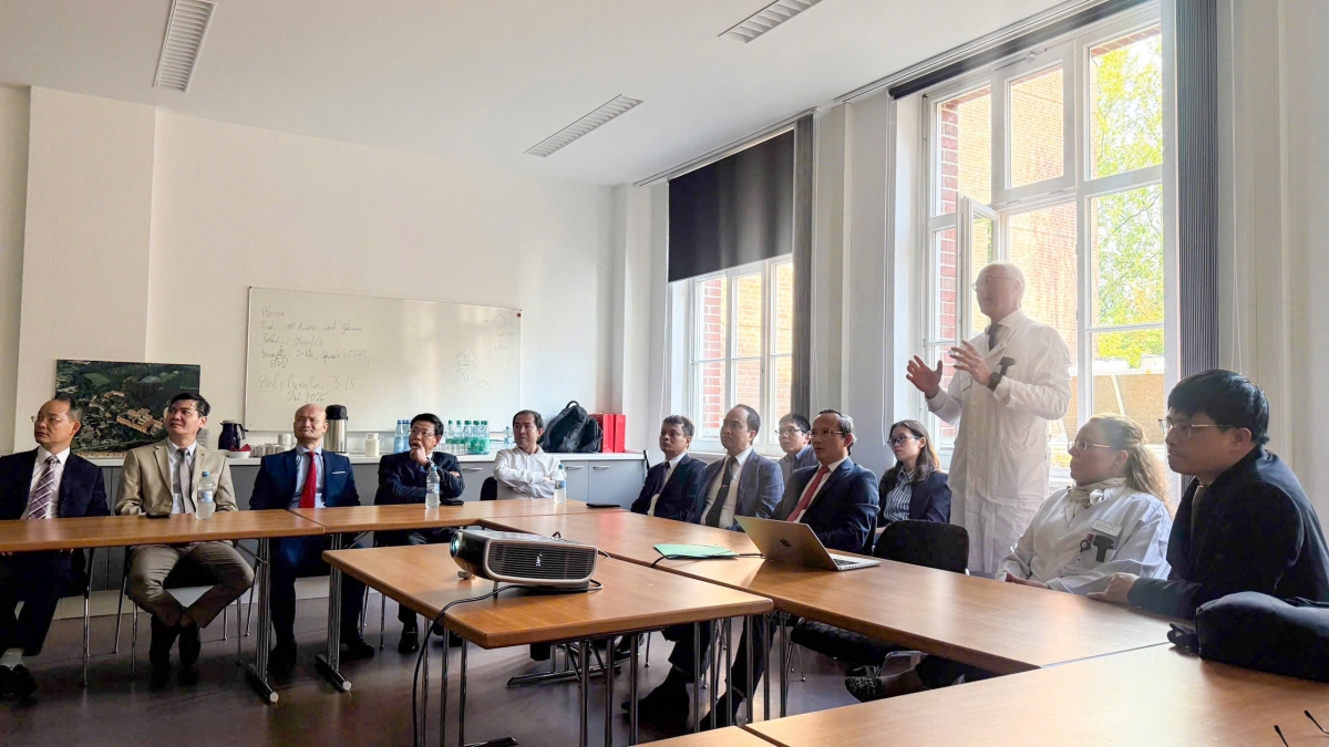 GS. Henning Windhagen - Giám đốc Y khoa Bệnh viện DIAKOVERE Annastift giới thiệu về Bệnh viện với Đoàn công tác
 