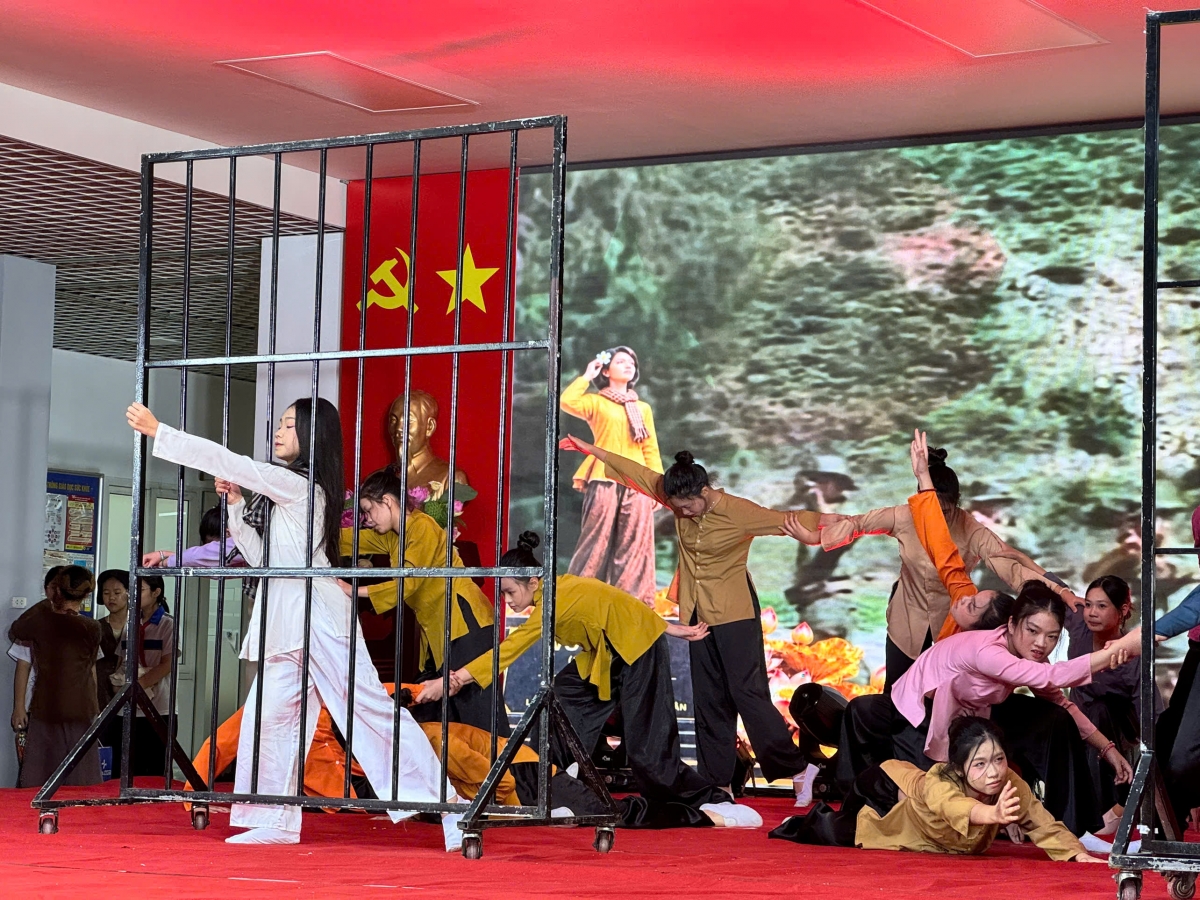 Học sinh trường THCS Ngô Sỹ Liên thể hiện tiết mục nghệ thuật ấn tượng, tái hiện câu chuyện của nữ anh hùng Võ Thị Sáu.