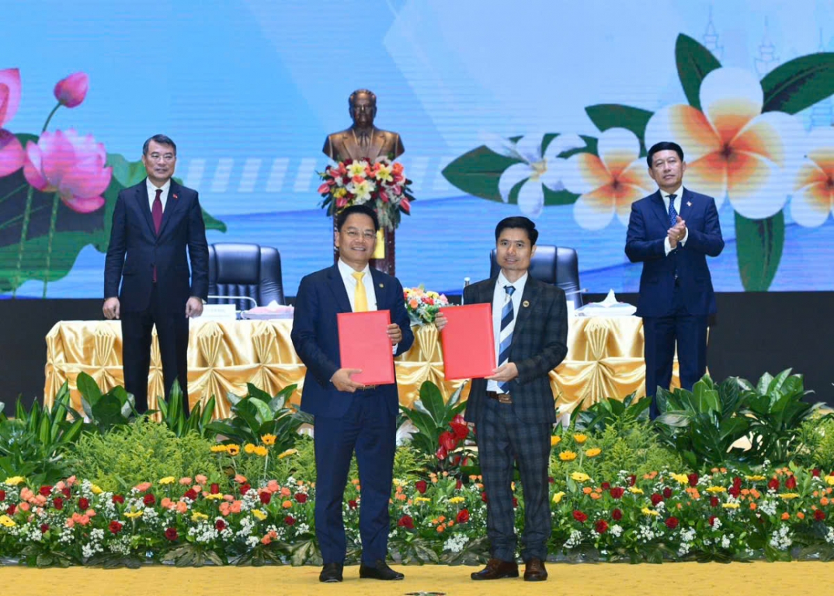 (Thủ tướng Lê Minh Hưng và Thủ tướng Lào Saleumxay Kommasith chứng kiến trao thỏa thuận hợp tác đầu tư phát triển Dự án Điện gió Savan2 - 495 MW giữa Công ty Cổ phần Tập đoàn T&amp;T và Công ty TNHH MTV Đầu tư và Thương mại Vinacom)