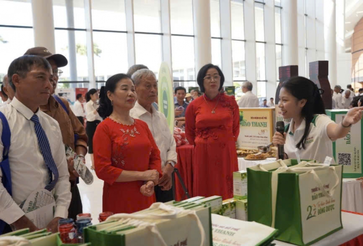 Tư vắn cho người cao tuổi chăm sóc sức khỏe đường hô hấp khi giao mùa