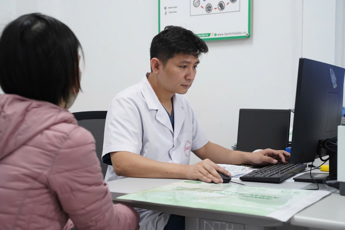 Bác sĩ Lê Văn Thiệu tại một buổi khám bệnh cho người dân