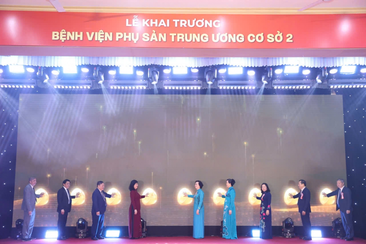 Phó Thủ tướng Phạm Thị Thanh Trà và các đại biểu khai trương Bệnh viện Phụ sản Trung ương cơ sở 2 tại Hà Nội