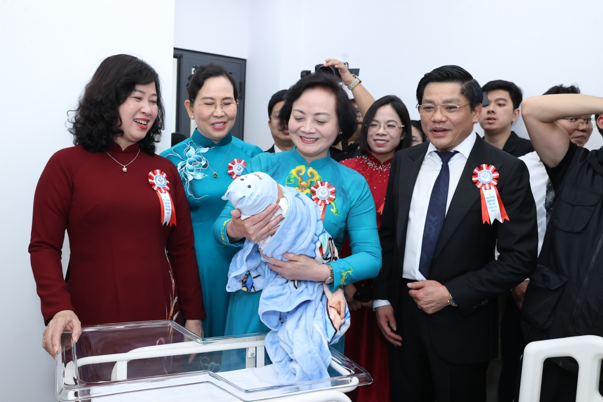 Phó Thủ tướng Phạm Thị Thanh Trà thăm em bé mới chào đời tại cơ sở 2 Bệnh viện Phụ sản Trung ương 