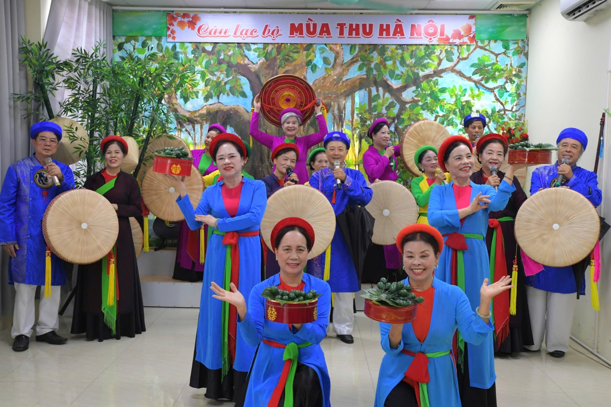Câu lạc bộ Mùa thu Hà Nội của tổ dân phố 4 tổ chức nhiều hoạt động nghệ thuật hấp dẫn tại nhà văn hoá.