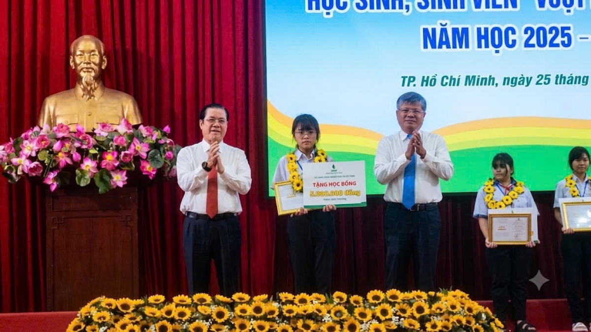 Lãnh đạo VRG trao học bổng cho học sinh, sinh viên vượt khó học giỏi