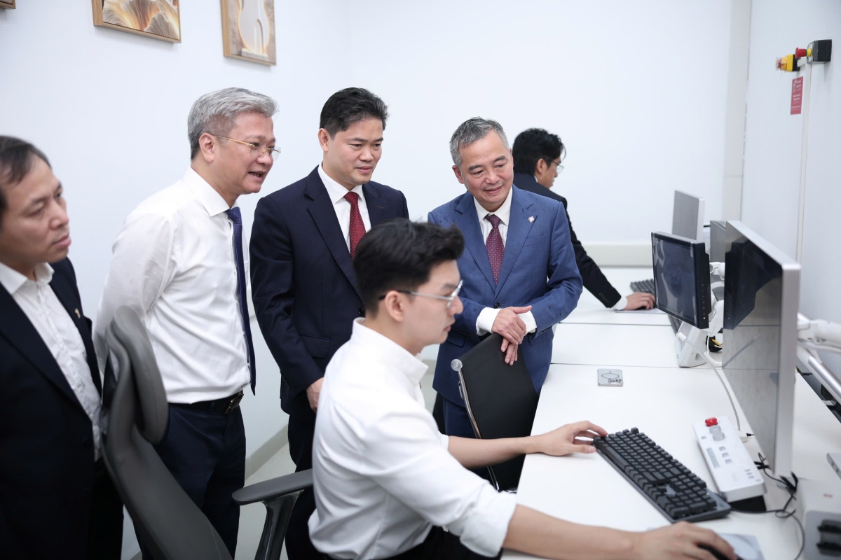 Thứ trưởng Thường trực Bộ Y tế Vũ Mạnh Hà nghe Giám đốc Bệnh viện Đại học Y Hà Nội Nguyễn Lân Hiếu giới thiệu về hệ thống MRI 5 Tesla