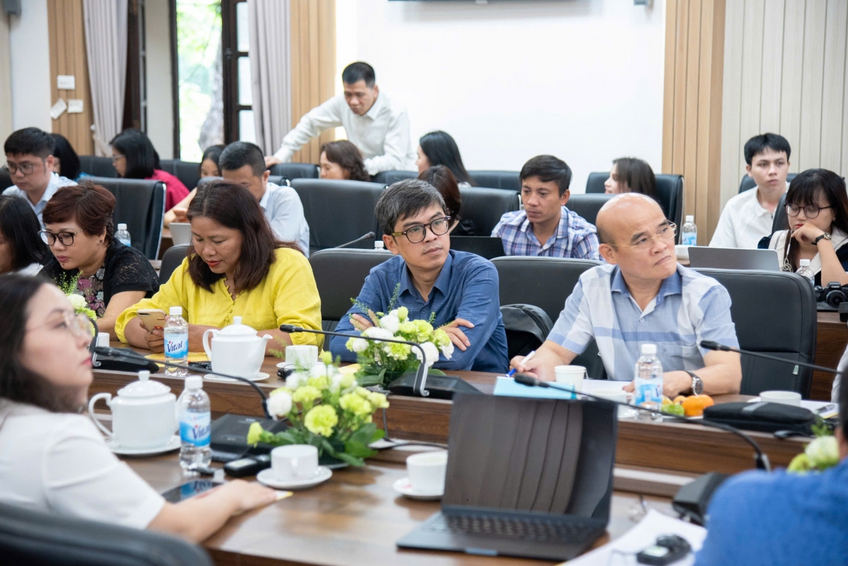 TS Nguyễn Huy Quang, nguyên Vụ trưởng Vụ Pháp chế (Bộ Y tế) (áo kẻ, đeo kính)- Ảnh Duy Minh