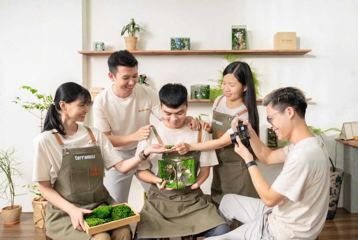 Người khuyết tật và người bình thường cùng làm việc, không có khoảng cách. Bằng đôi tay khéo léo và sự kiên nhẫn, họ sắp đặt từng nhành cây, nhánh rễ, điểm thêm những mảng rêu xanh, tạo nên những khu rừng thu nhỏ mang dáng vẻ riêng.