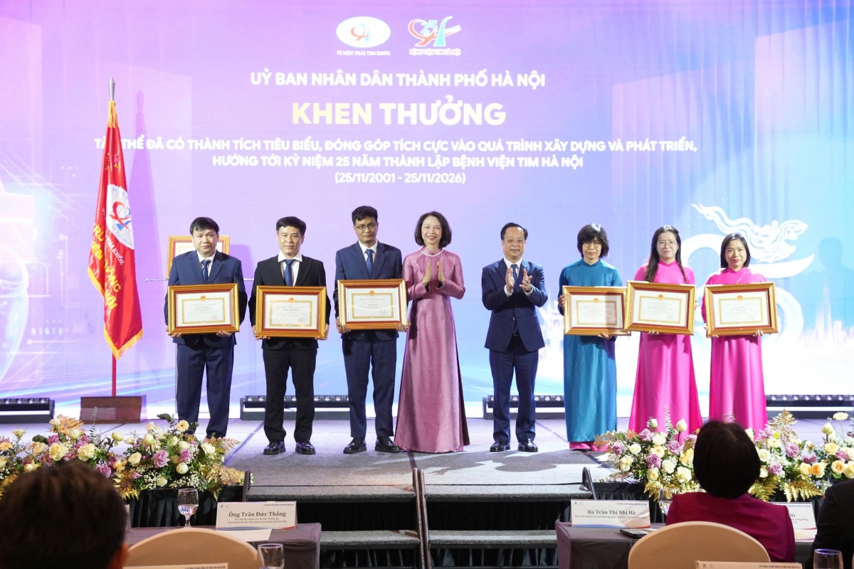 Nhiều tập thể, cá nhân của bệnh viện được nhận bằng khen của TP Hà Nội- Ảnh Ngô Hùng