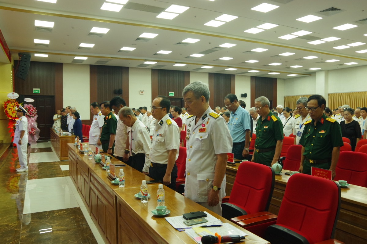Các đại biểu dành phút tưởng niệm các AHLS đã hy sinh vì độc lập lập tự do của Tổ quốc.