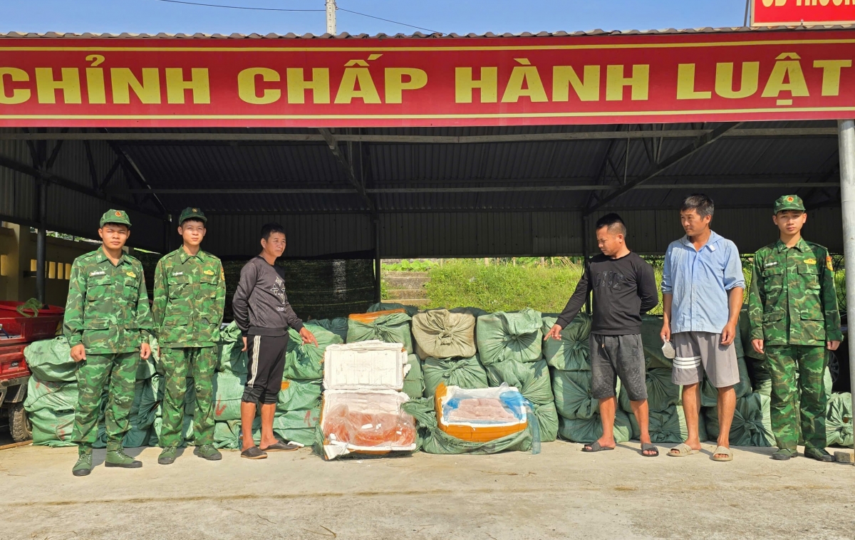 Lực lượng Bộ đội Biên phòng thành phố Quảng Ninh phát hiện, bắt giữ 11 đối tượng có hành vi bốc vác, vận chuyển trái phép hơn 6 tấn thực phẩm đông lạnh không rõ nguồn gốc xuất xứ.