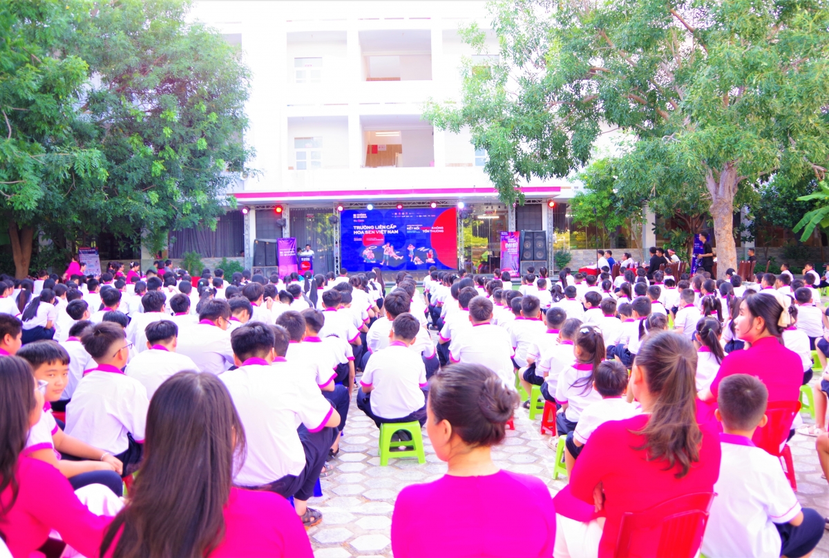 Quang cảnh chương trình hưởng ứng Chiến dịch “Không Một Mình” tại Trường Liên cấp Hoa Sen, tỉnh Khánh Hòa