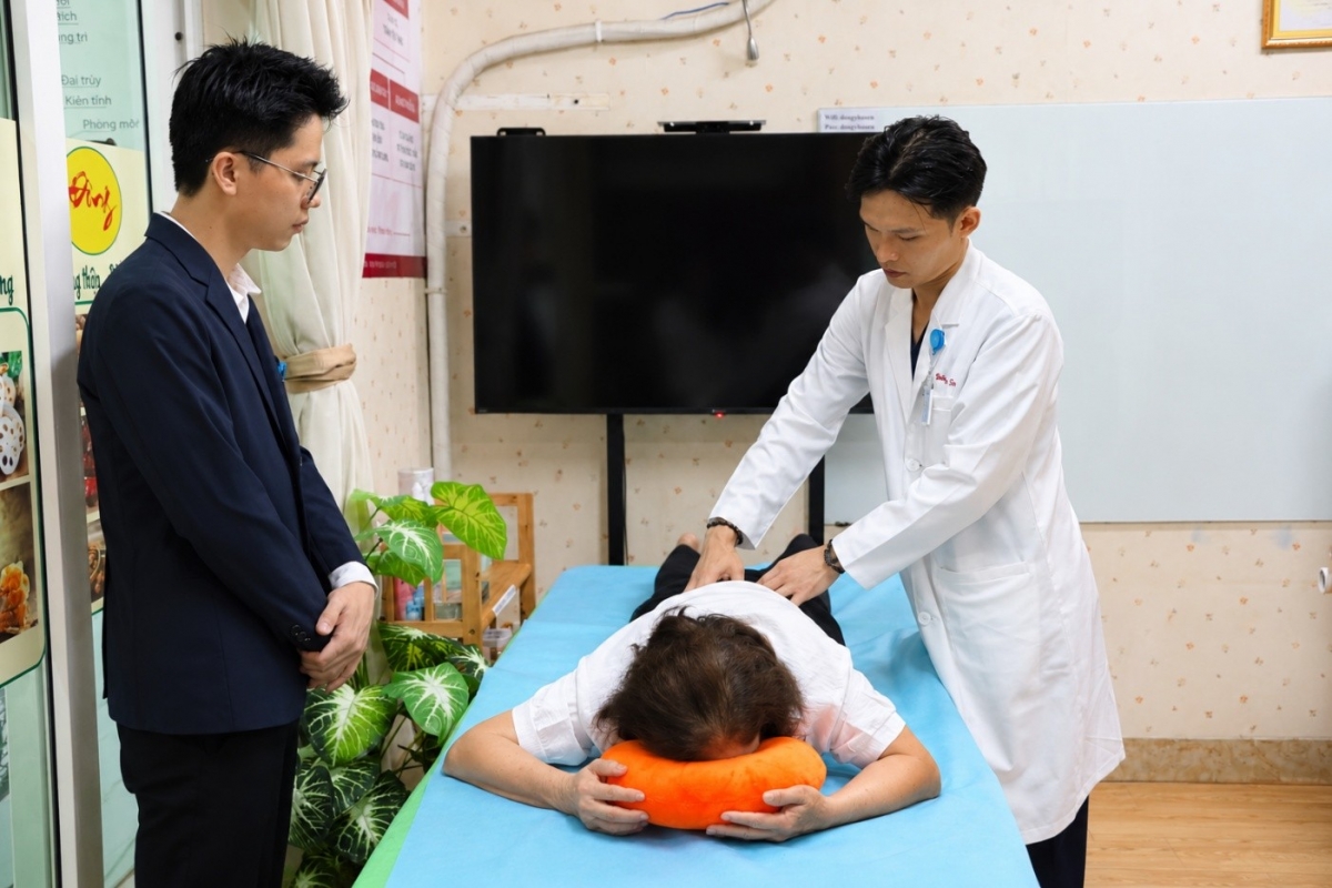 Bác sĩ chuyên khoa I Võ Hoàng Ích thăm khám cho bệnh nhân tại Phóng khám Đông y Hoa Sen.